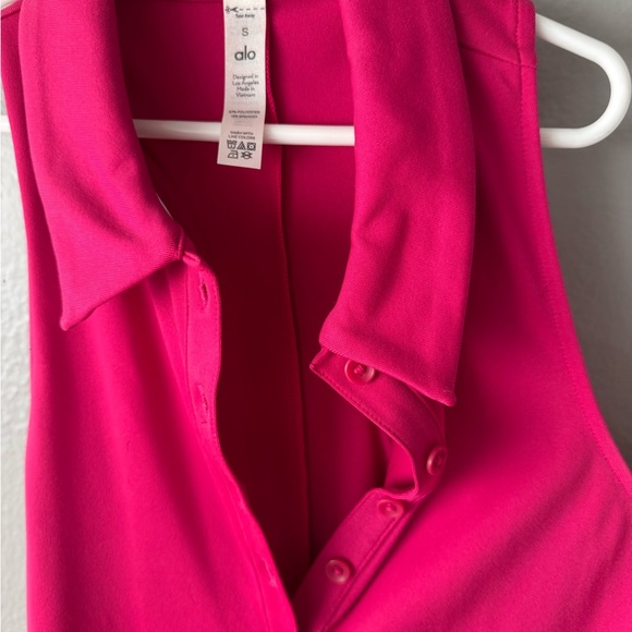 ALO Yoga Vibrant Pink Sleeveless Top - Picture 2 of 3